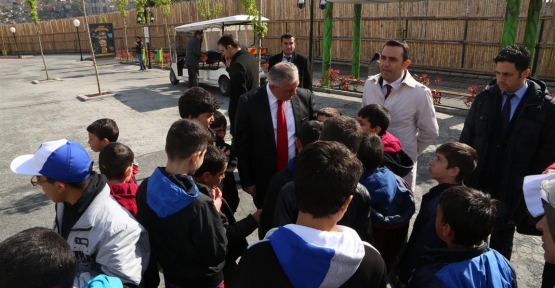 Eyüp Belediye Başkanı Remzi Aydın,Eyüp'te bulunan dünya çocuklarını misafir etti.
