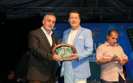 Eyüp’te “Paylaştıkça Bir Oluruz” Ramazan Ayı teması kapsamında Ahmet Özhan,