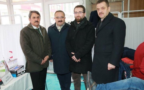 AK Gençler Kızılay’a kan bağışı yapıyor AK Parti Gaziosmanpaşa Gençlik Kolları Kızılay Kan Merkezi'ne kan bağışı