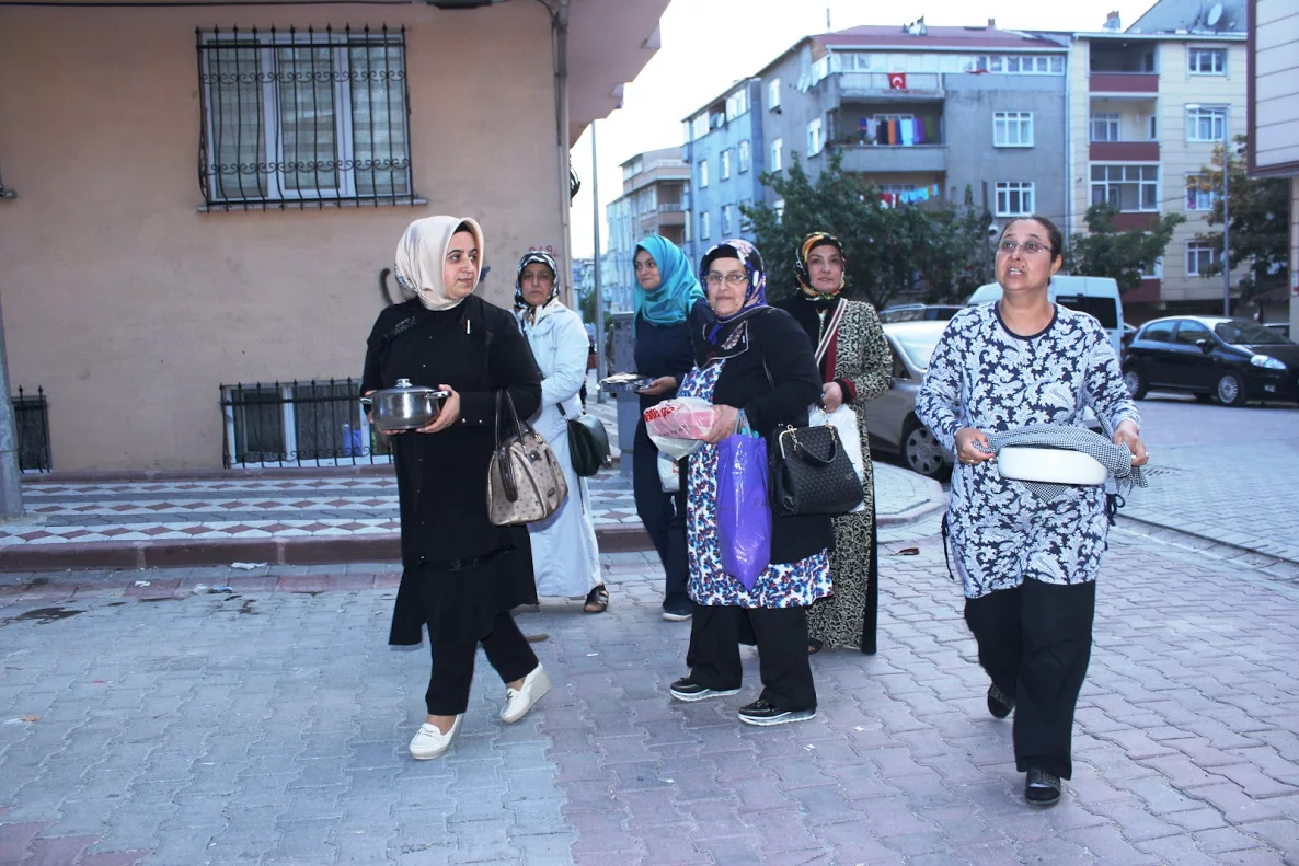 AK Parti Sultangazi ilçesi Kadın Kollarının, çat kapı iftar yaptıkları