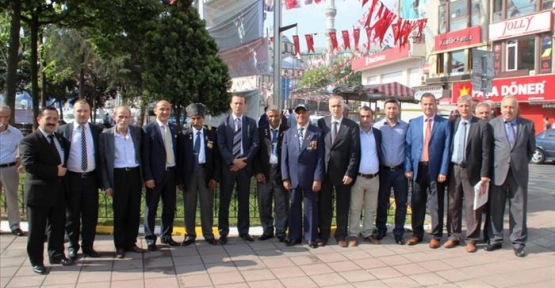Gaziosmanpaşa AK Parti ilçe başkanlığı tam kadro sokakları mesken tuttu.
