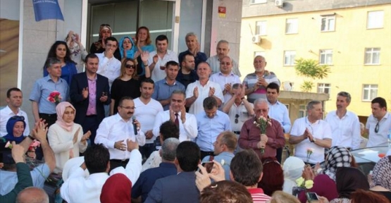 Gaziosmanpaşa AK Parti ilçe başkanlığı,Bağlarbaşı Mahallesinde sevgi yürüyüşü düzenledi.
