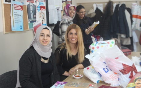 AK Mevlana öğretmenleri ziyaret etti AK Parti Gaziosmanpaşa İlçe Başkanlığı Mevlana Mahalle Teşkilatı, öğretmenlere karanfil