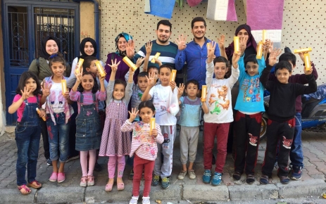 AK Parti Esenler gençlik kolları kalem dağıtıyor AK Parti Esenler Gençlik Kolları başkanı Hacı Ahmet Kılıç,