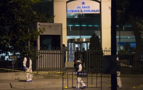 İstanbul Beyoğlu'ndaki Sütlüce AK Parti İl Başkanlığı binasının bahçesine iki