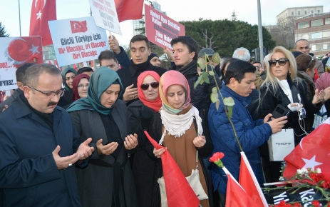 AK Parti İstanbul teşkilatı Şehitler Tepesi’nde dua etti AK Parti İstanbul İl Başkanlığı ve İstanbul milletvekilleri, Beşiktaş'taki hain