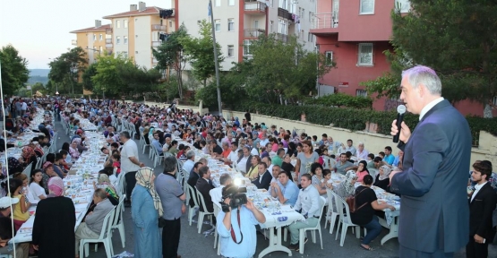 Eyüp Belediyesi Akşemsettin mahallesinde iftar proğramı düzenledi.
