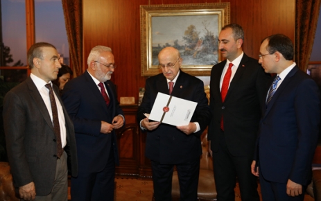 AK Parti milletvekillerinin imzasını taşıyan anayasa değişikliği teklifi, TBMM Başkanlığına