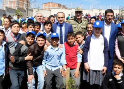 Arnavutköy Belediyesi çocuklar için fidan dikti.
