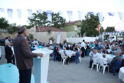 Her Akşam Arnavutköy'de Binlerce Kişinin Aynı Sofrada İftar Yaptığı Bildirildi.