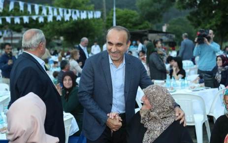 Arnavutköy Belediyesi tarafından her gün farklı mahallelerde düzenlenen sokak iftarları,