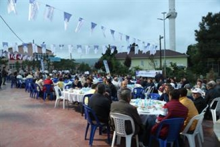 Arnavutköy Belediye Başkanı Haşim Baltacı, Sazlıbosna Mahallesi’nde vatandaşlarla iftar etti.