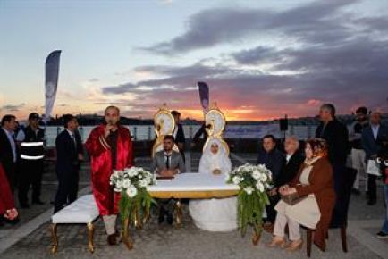 Arnavutköy Belediyesi tarafından Kız Kulesi'nde gerçekleştirilen toplu nikah töreniyle 26