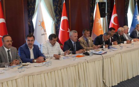 AK Parti Genel Merkezinde gerçekleşen toplantıya AK Parti Genel Başkan