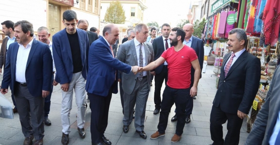 AK Parti İstanbul Milletvekili adayı Aziz Babuşcu,Eyüp Sultan esnafıyla buluştu.
