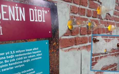 Alkolün zararlı etkilerinin anlatıldığı görseller vatandaşlardan büyük ilgi gördü.