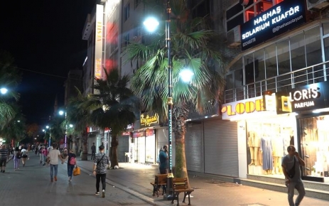 Gaziosmanpaşa Belediyesi tarafından aydınlatma sistemi baştan aşağı yenilenen Bağlarbaşı Caddesi,