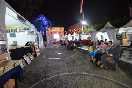 Bahçelievler Belediyesi öncülüğünde Ramazanda,İftar Çadırları, Gönül Sohbetleri, Enderun Teravihi, Kitap