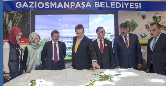 Çevre ve Şehircilik Bakanı İdris Güllüce Gaziosmanpaşa Belediyesinin standını ziyaret