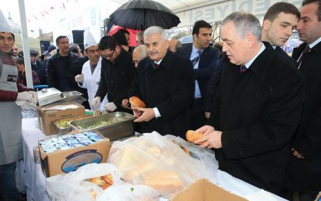 Eyüp Belediyesi  Hamsi Festivali’ne katılan Bakan Binali Yıldırım, Belediye