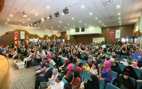 Bakan Fatma Betül Sayan Kaya, Sultangazi Kadın Kollarının düzenlediği toplantılara katıldı Aile ve Sosyal Politikalar Bakanı Fatma Betül Sayan Kaya, 7