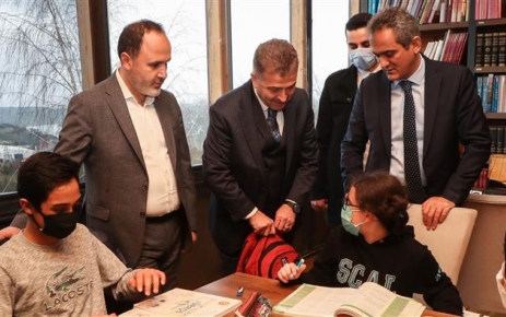 Milli Eğitim Bakanı Mahmut Özer, Farika Kitaplı Kahve'yi ziyaret etti.