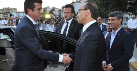 Bakan Nihat Zeybekci ve  Uşak Valisi Seddar Yavuz,Kardeşlik iftarına