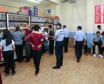 Arnavutköy Belediyesi Zabıta Müdürlüğü Ekipleri, ilçede bulunan okulların kantinlerini denetledi.