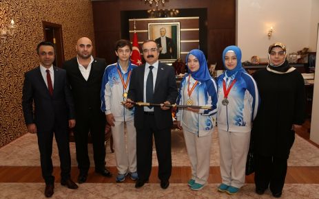 Başarılı Sporcular ve Milis Kuvvetler Derneği, Sakarya  Valisi Hüseyin