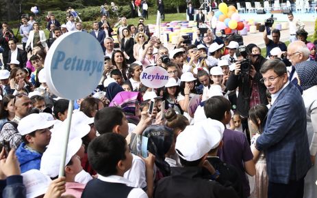 Başbakan Ahmet Davutoğlu, Çankaya Köşkü'nde ilk kez düzenlenen Çocuk Şenliği'nde,