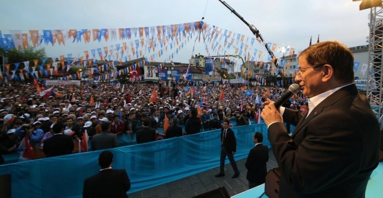 Başbakan Ahmet Davutoğlu Bartın Cumhuriyet Meydanında halka hitap etti. 