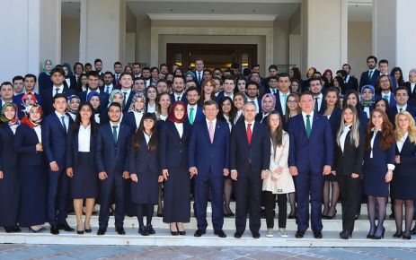 Başbakan Ahmet Davutoğlu, "Pasif bir gençlik istemiyoruz. Konuşan, düşünen, tartışan,