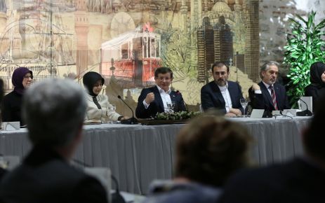 Başbakan Ahmet Davutoğlu, Dolmabahçe'deki Başbakanlık Çalışma Ofisi'nde kültür ve sanat
