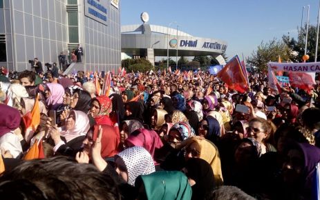 Partililer tarafından karşılanan Başbakan Ahmet Davutoğlu havalimanında vatandaşlara seslendi.