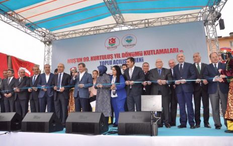 Başbakan Ahmet Davutoğlu, Belediye Meydanı'nda düzenlenen Muş'un 99. kurtuluş yıl