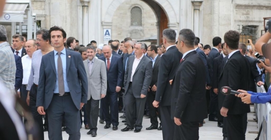 Başbakan Ahmet Davutoğlu, sabah namazını Eyüp Sultan Camisi'nde kıldı. Davutoğlu,