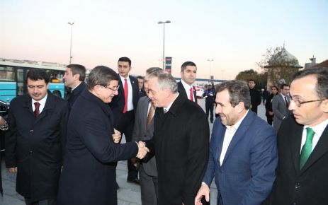 Başbakan Davutoğlu Akşam Namazını Eyüpsultan'da kıldı.
