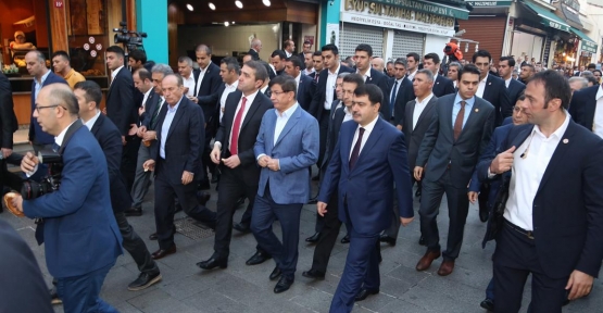 Başbakan Ahmet Davutoğlu sabah namazını Eyüp Sultan Camii’nde kıldı.
