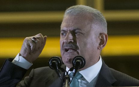 Başbakan Binali Yıldırım, Cumhurbaşkanlığı Külliyesi'nde toplanan, demokrasi mitingi tutan vatandaşlara