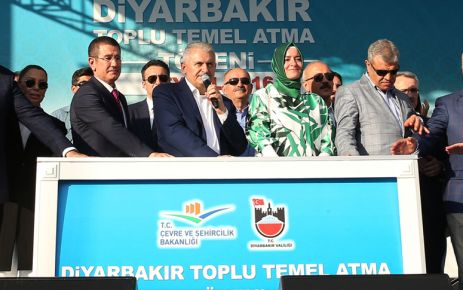 Başbakan Yıldırım, Diyarbakır’da toplu temel atma töreninde konuştu Başbakan Binali Yıldırım, "15 Temmuz FETÖ kanlı darbe girişimini bastıran