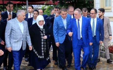 Başbakan Binali Yıldırım bayram namazını Eyüp Sultan Camii'nde kıldı. Cami