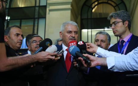 Başbakan Binali Yıldırım, resmi temaslarda bulunmak üzere geldiği Bakü'de, ziyaretlerini