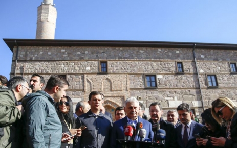 Başbakan Yıldırım, camiden ayrılırken gazetecilerin sorularını yanıtladı.