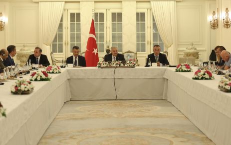 Başbakan Yıldırım yabancı gazetecileri kabul etti Başbakan Binali Yıldırım, Anadolu Yayıncılar Derneği Başkanı Sinan Burhan ve