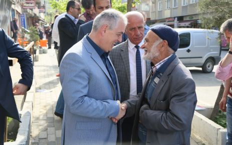 Belediye Başkanı Remzi Aydın, Esentepe'de esnafları ziyaret etti, vatandaşlarla görüştü.