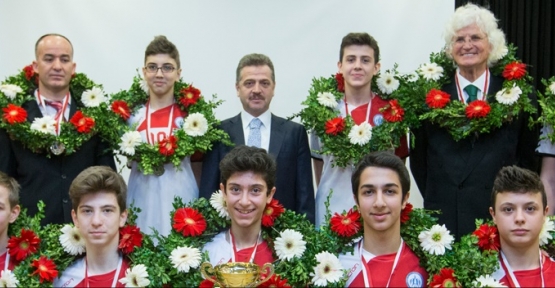 Gaziosmanpaşa Belediye Başkanı Hasan Tahsin Usta,İstanbul Şampiyonu voleybolculara tablet hediye