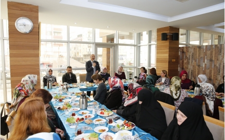 Başkan Cahit Altunay, kent konseyi ile toplandı Sultangazi Belediye Başkanı Cahit Altunay, Sultangazi Kent Gönülleri ile bir