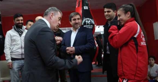 Eyüp Belediye Başkanı Remzi Aydın,dünya boks şampiyonu Nazmiye Tatar'la ringe
