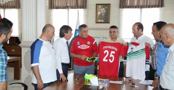 Eyüp Belediye Başkanı Remzi  Aydın, Makedonya’daki Türklerle Futbol Takımı