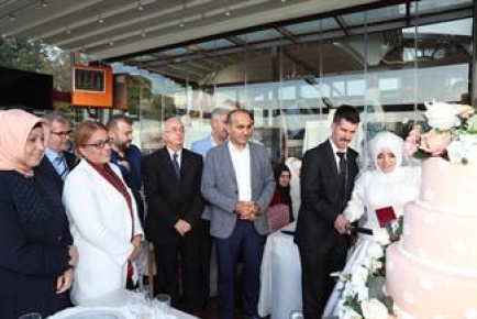 Arnavutköy Belediyesi tarafından İstanbul Boğazı’nda gerçekleştirilen toplu nikah töreninde yeni
